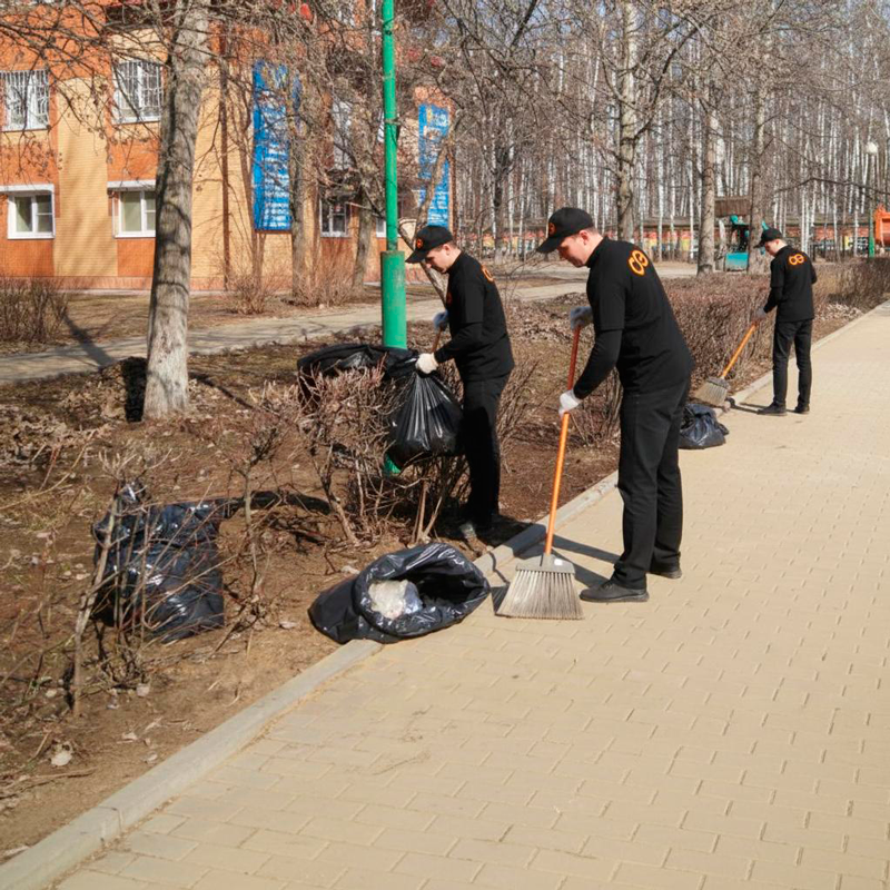 Уборка листьев в Химках